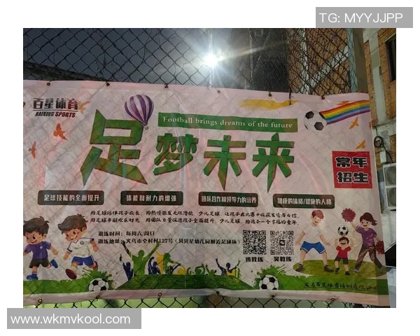 足球星光闪耀，球场梦想成真，定制创意蛋糕让热爱与甜蜜同行