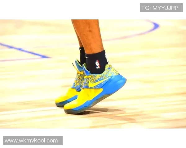 球星手握专属球鞋与足球展现独特风采塑造赛场传奇