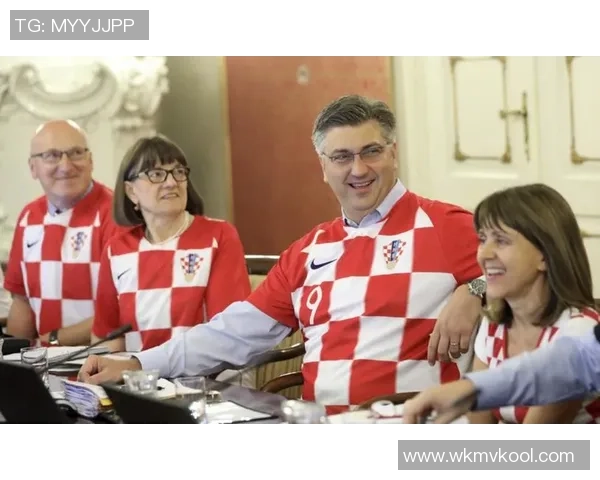 足球场上球星脱衣庆祝瞬间分析:激情背后隐藏的心理与文化意义 足球场上球星脱衣庆祝瞬间分析:激情背后隐藏的心理与文化意义