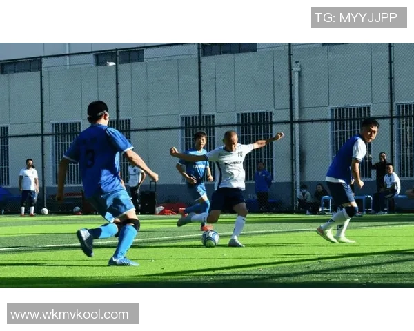 中国藏族足球球星逐梦绿茵场展现民族力量与拼搏精神