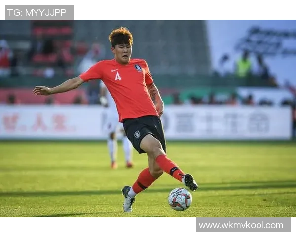 某足球明星穿紧身衣训练照曝光 引发球迷热议并激起话题讨论 某足球明星穿紧身衣训练照曝光 引发球迷热议并激起话题讨论